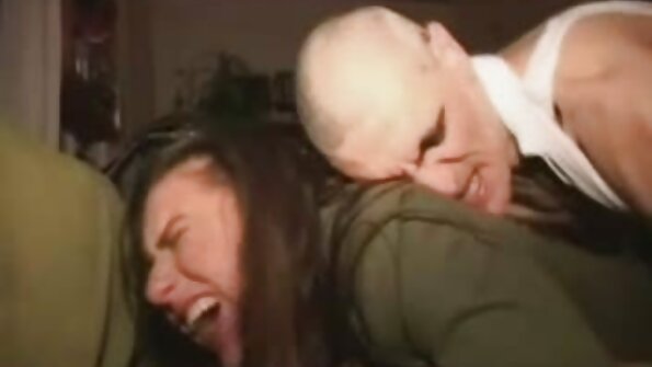 Stacy Cruz si siede video hard amatoriale italiano gratis la figa su un grosso cazzo dopo aver succhiato